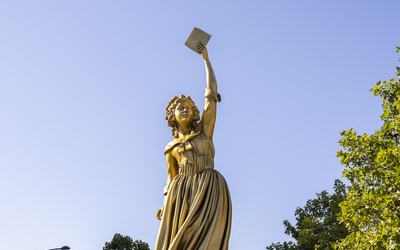 Statue de femme Porte de la Chapelle.