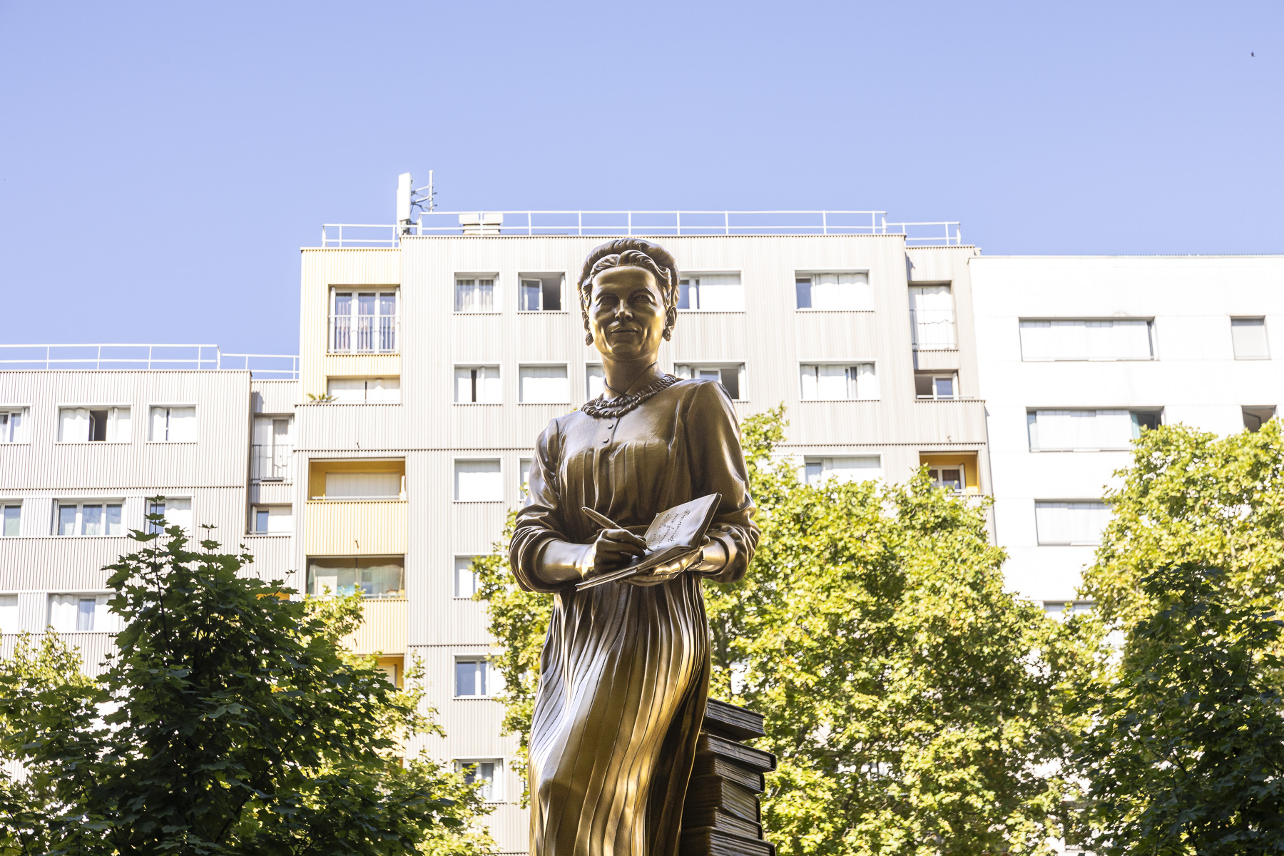 Statue de femme Porte de la Chapelle.