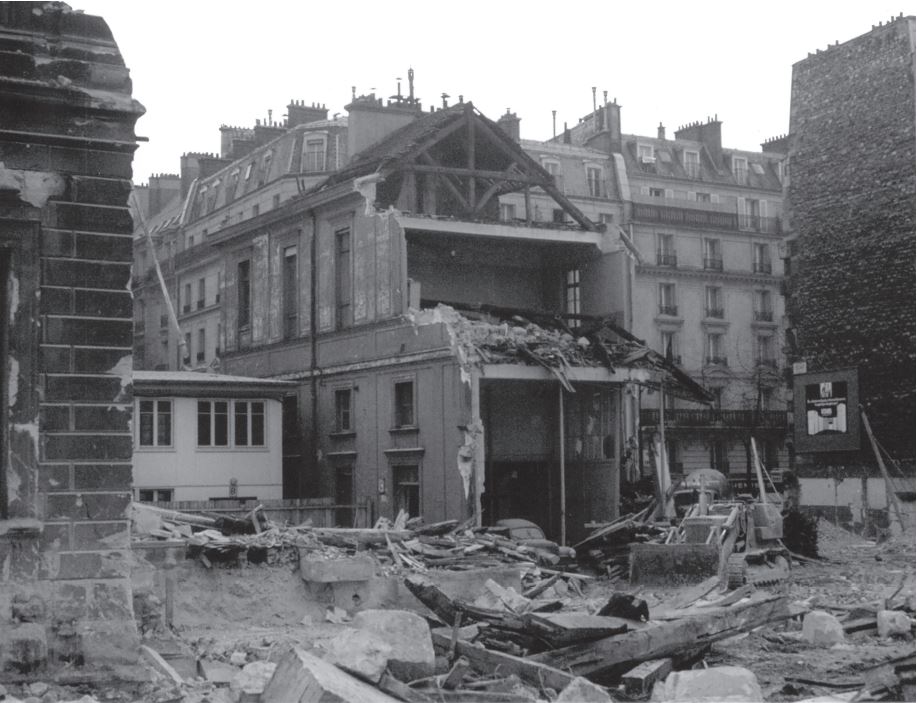 Immeuble à moitié démoli.