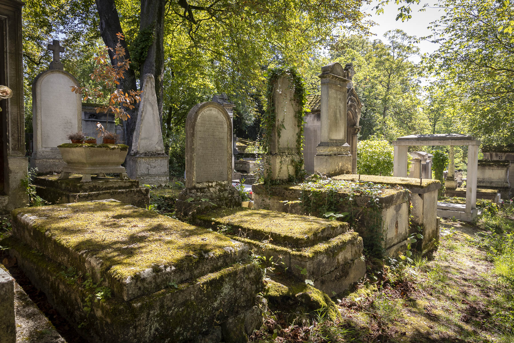Tombeaux anciens au cimetière du père Lachaise