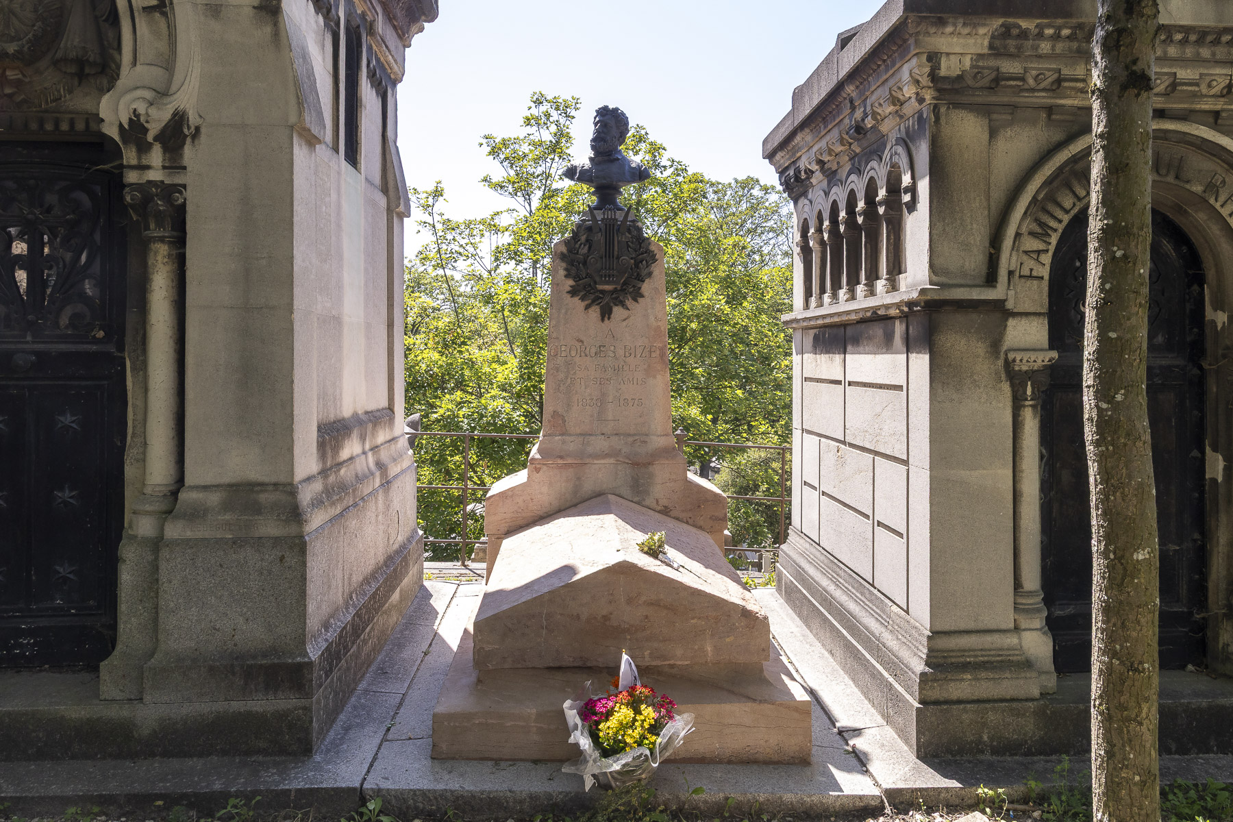 La tombe de Georges Bizet restaurée, au cimetière du Père Lachaise, en été
