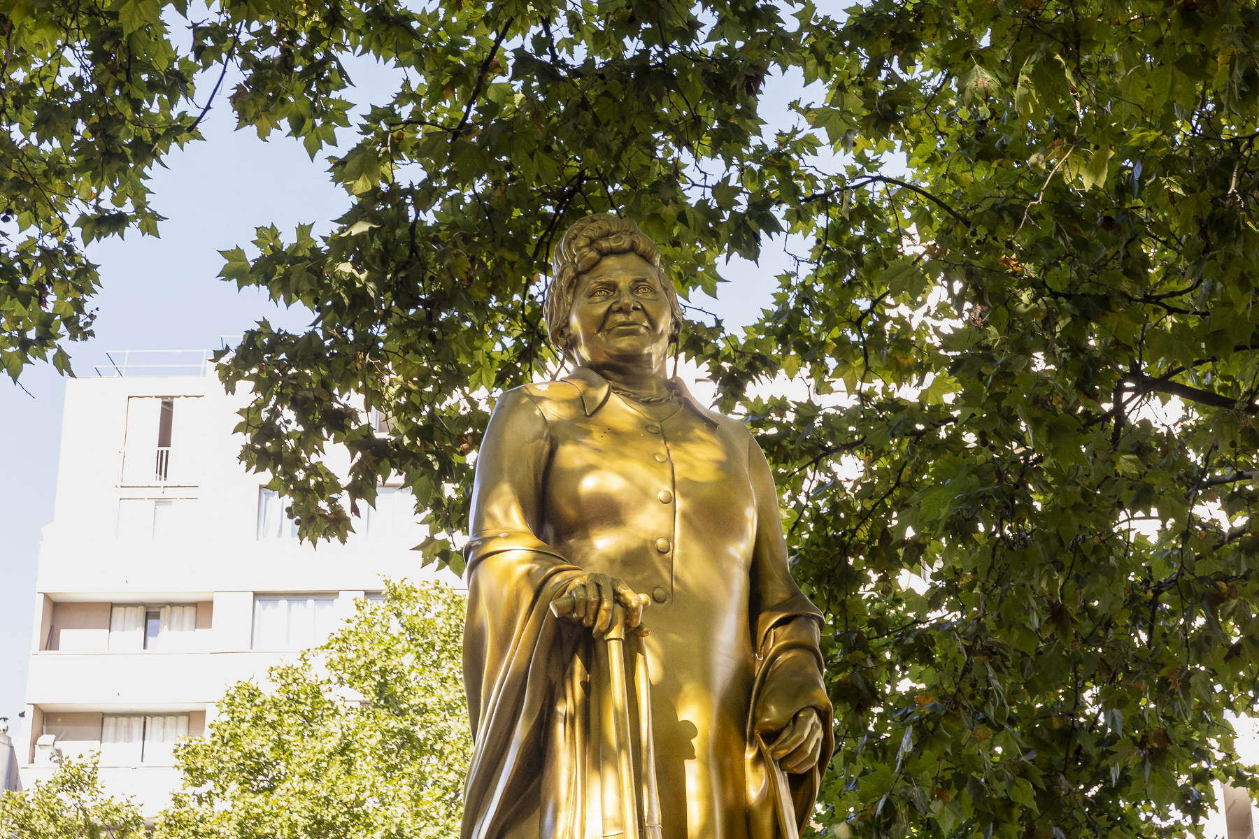 Statue de femme Porte de la Chapelle.