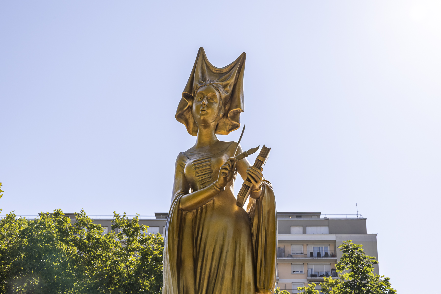 Statue de femme Porte de la Chapelle.