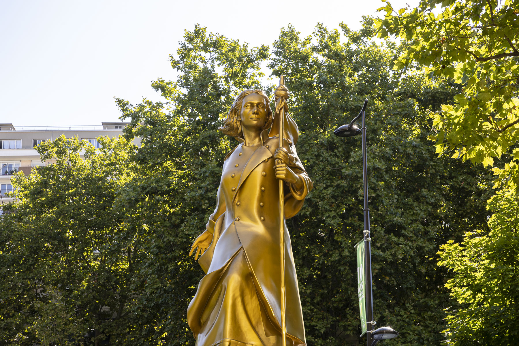 10 statues de femmes Porte de la Chapelle.