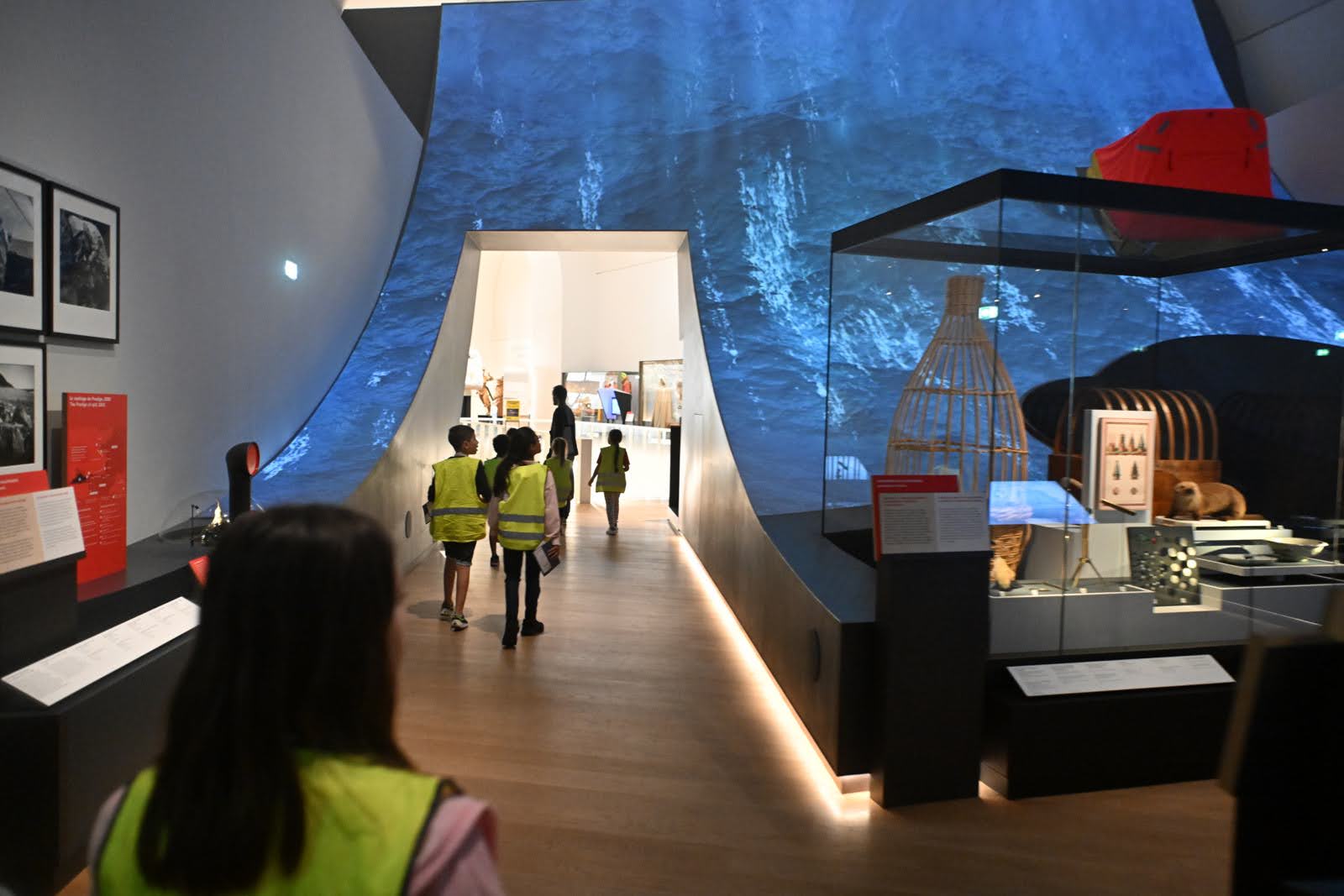 Des enfants visitent le musée de la marine