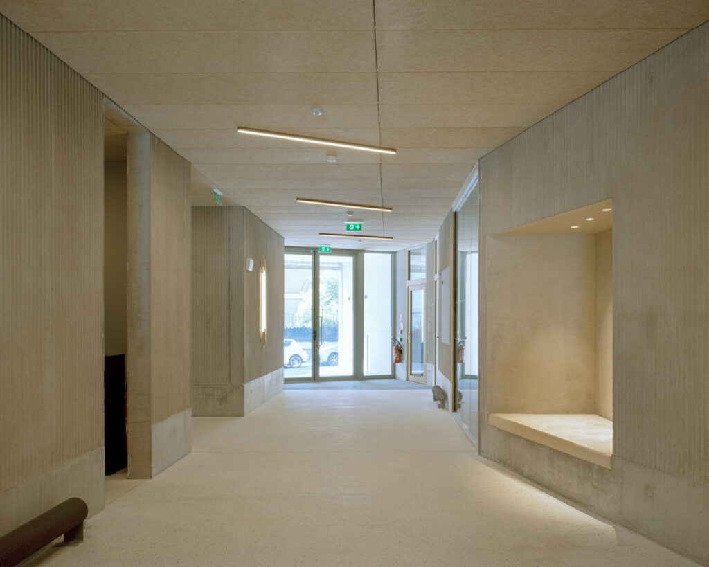 Vue d'un couleur en matériaux brut dans les tons beiges avec des éclairages design