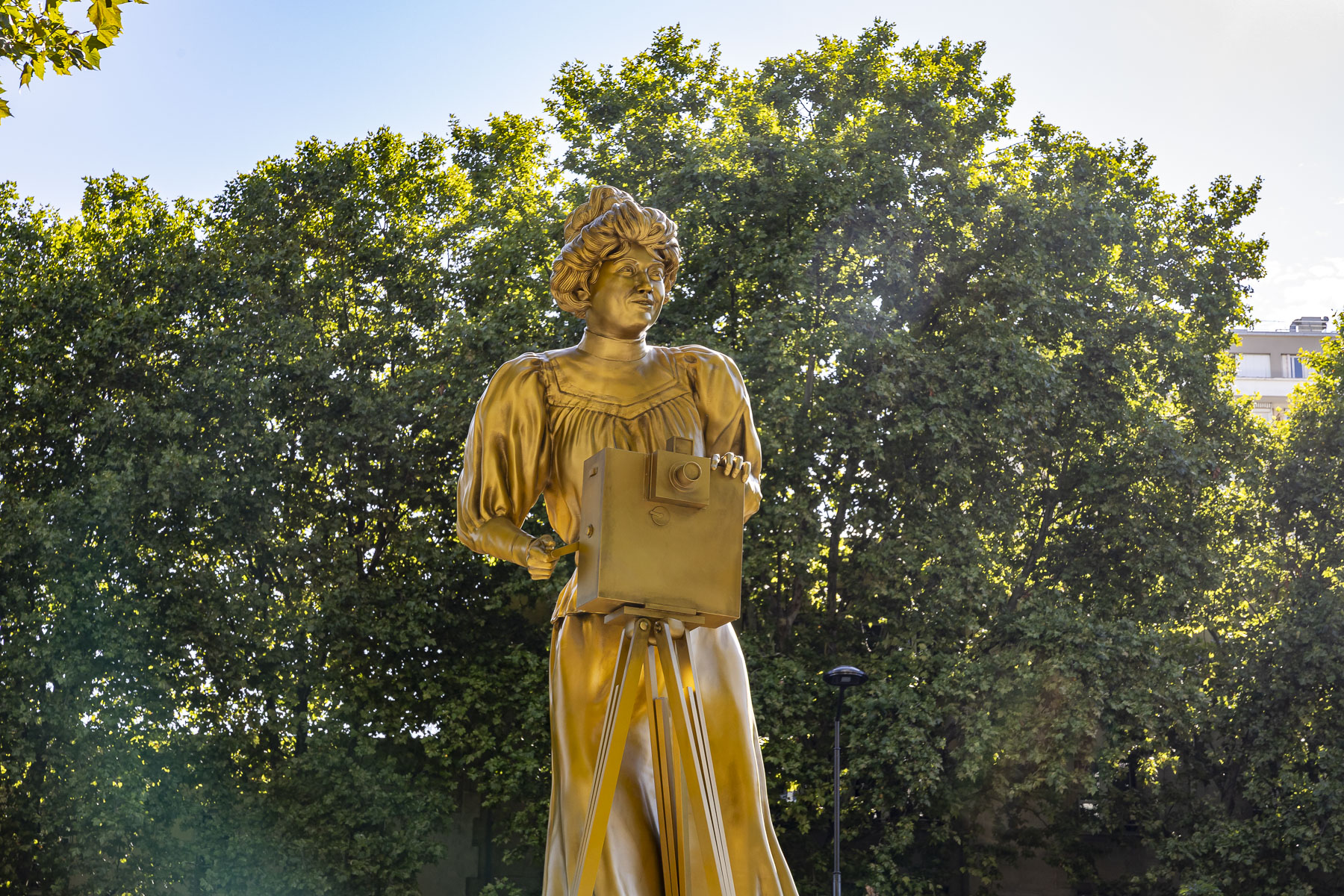 Statue de femme Porte de la Chapelle.