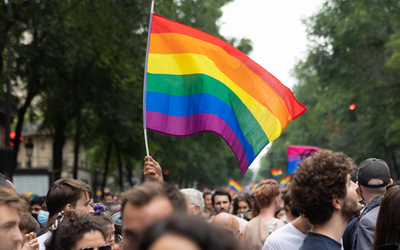 Drapeau lgbt brandi au-dessus d'une foule 