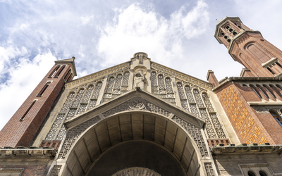 Façade de l'église en brique rouge