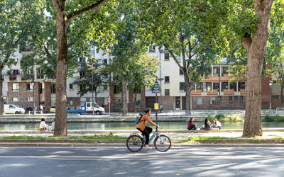 Un homme à vélo avec un casque