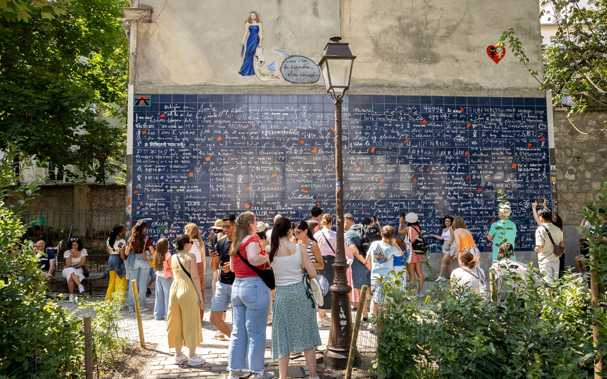 Groupe de touristes devant le mur.