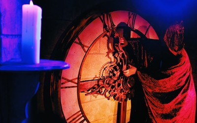 Un personnage du jeu en cape de velours