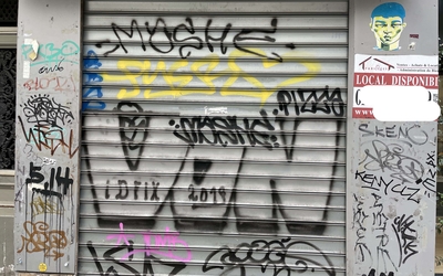 Graffitis sur un rideau métallique de commerce