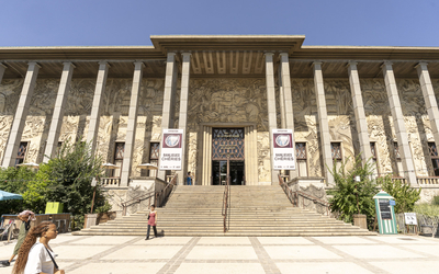 Vue de la façade du Musée de l'immigration.