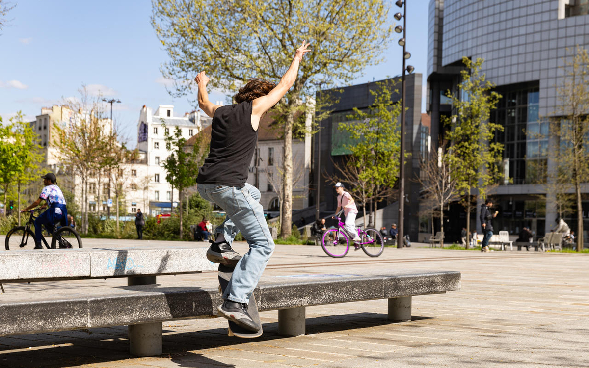 Photo d'un skateur place de la Bastille.