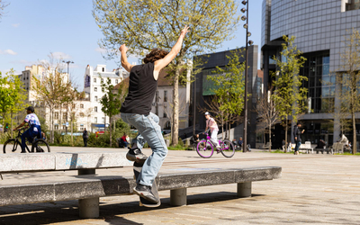 Photo d'un skateur place de la Bastille.