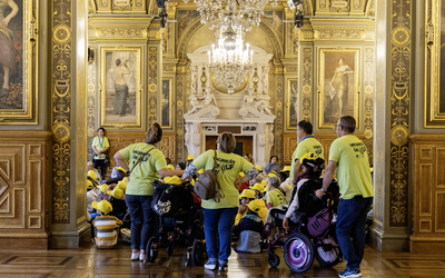 Des enfants et des adultes dans une salle de l'hotel de ville