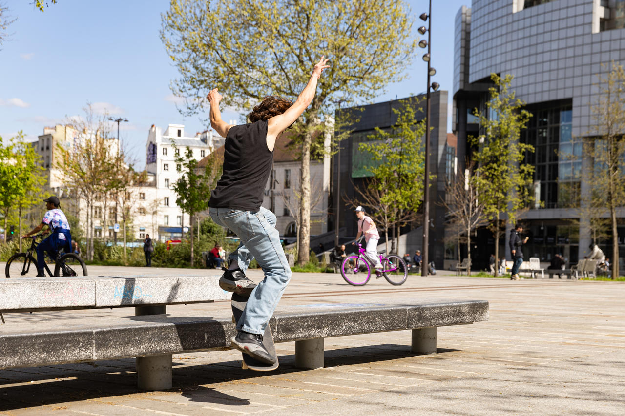 Photo d'un skateur place de la Bastille.