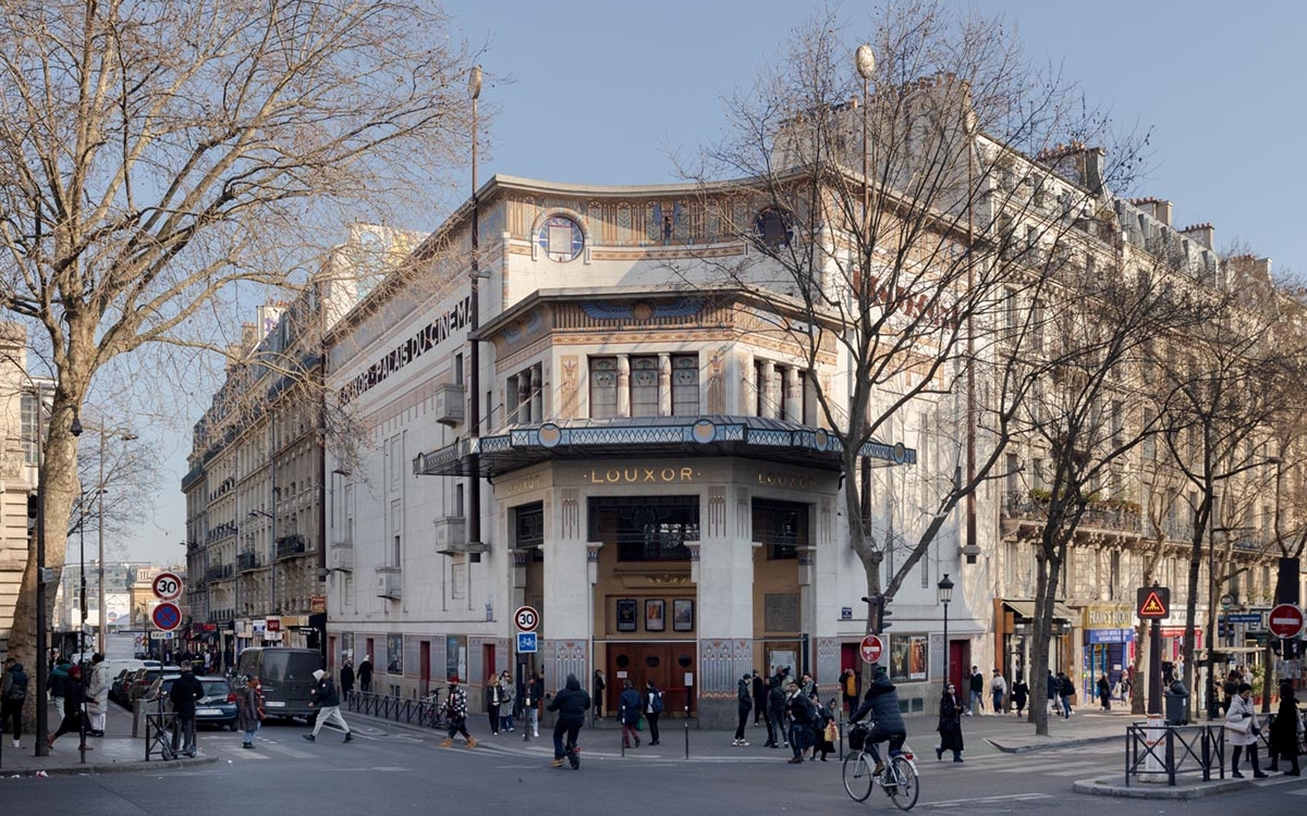Façade d'un cinéma art déco.