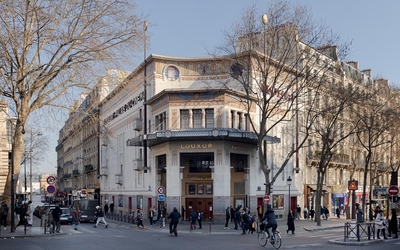 Façade d'un cinéma art déco.