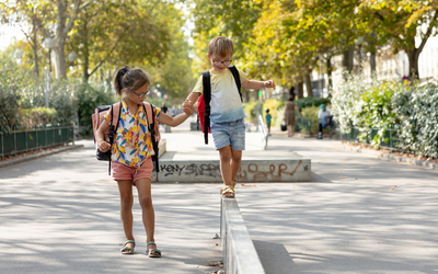 Enfants qui jouent sur le Cours de Vincennes