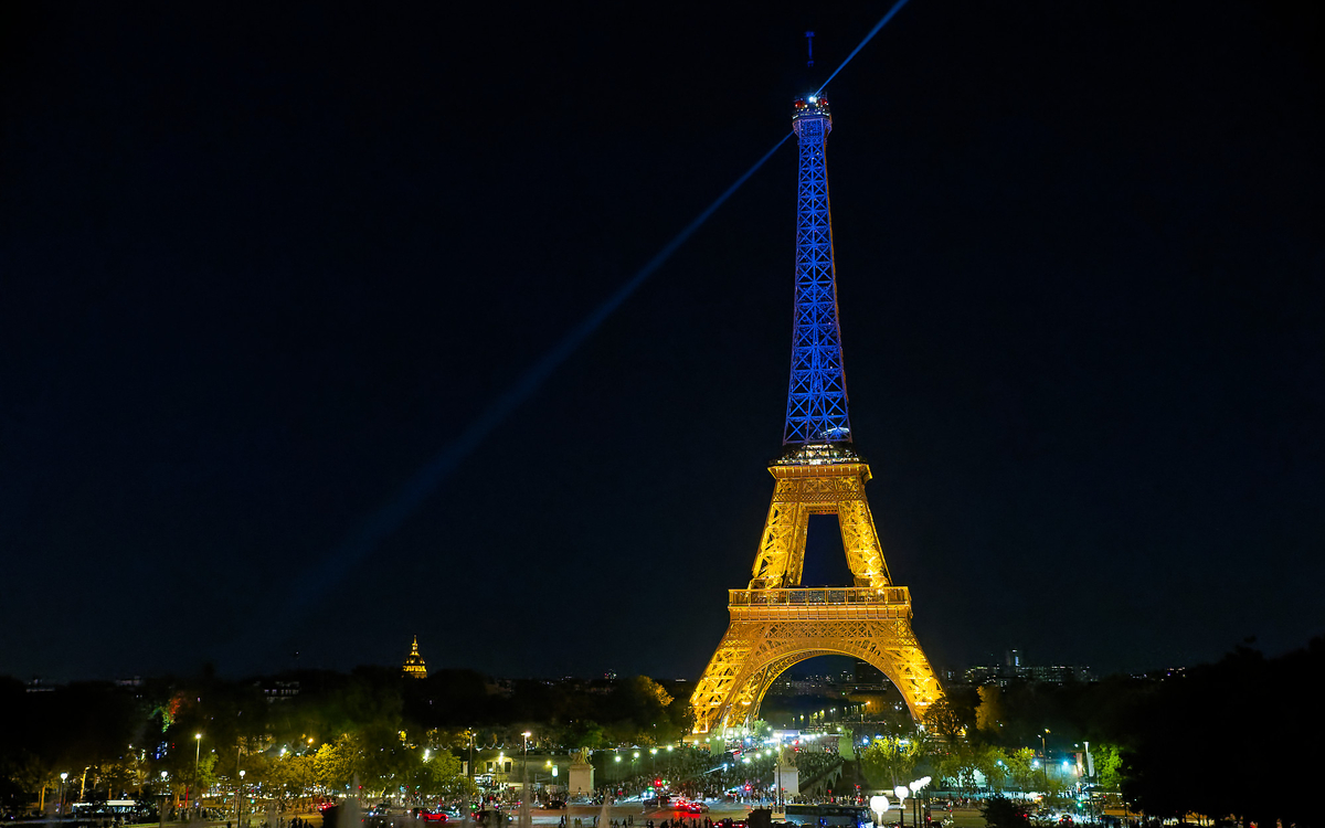 tour eiffel bleu et jaune