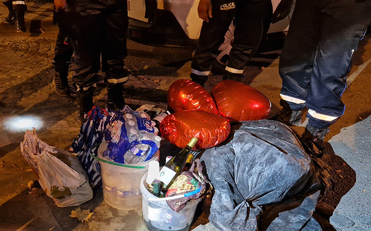 Marchandises saisies lors d'une opération de vente à la sauvette au Champs de Mars