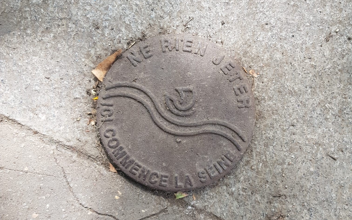 Il s'agit d'un clou "Ici commence la Seine"