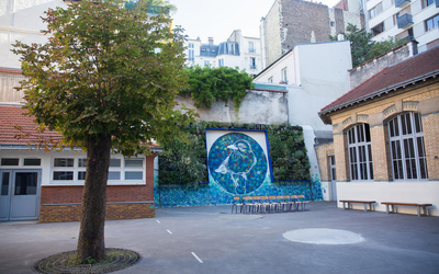 Une cour de collège 