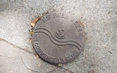 Il s'agit d'un clou "Ici commence la Seine"