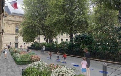 Devant l'école rue Louvois