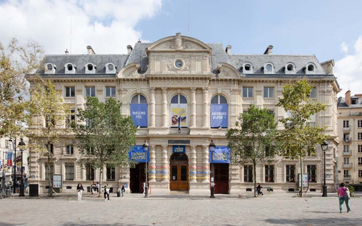 Vue d'une façade de mairie.