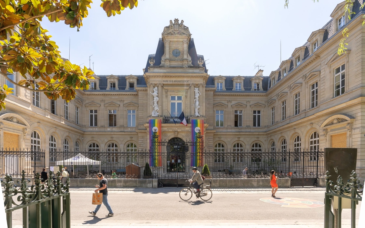 Vue d'une façade de mairie.