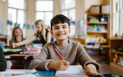 Garçon dans une salle de classe