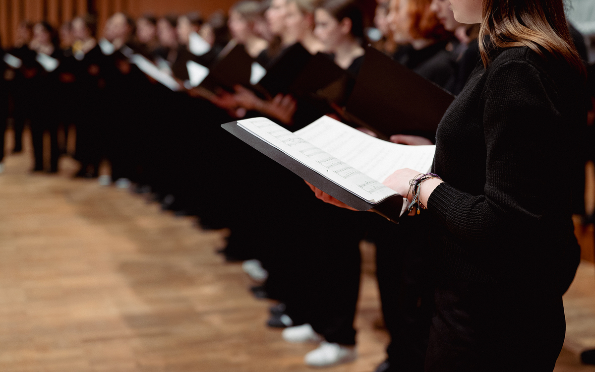 jeunes chanteuses sur scène avec partition