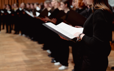 jeunes chanteuses sur scène avec partition