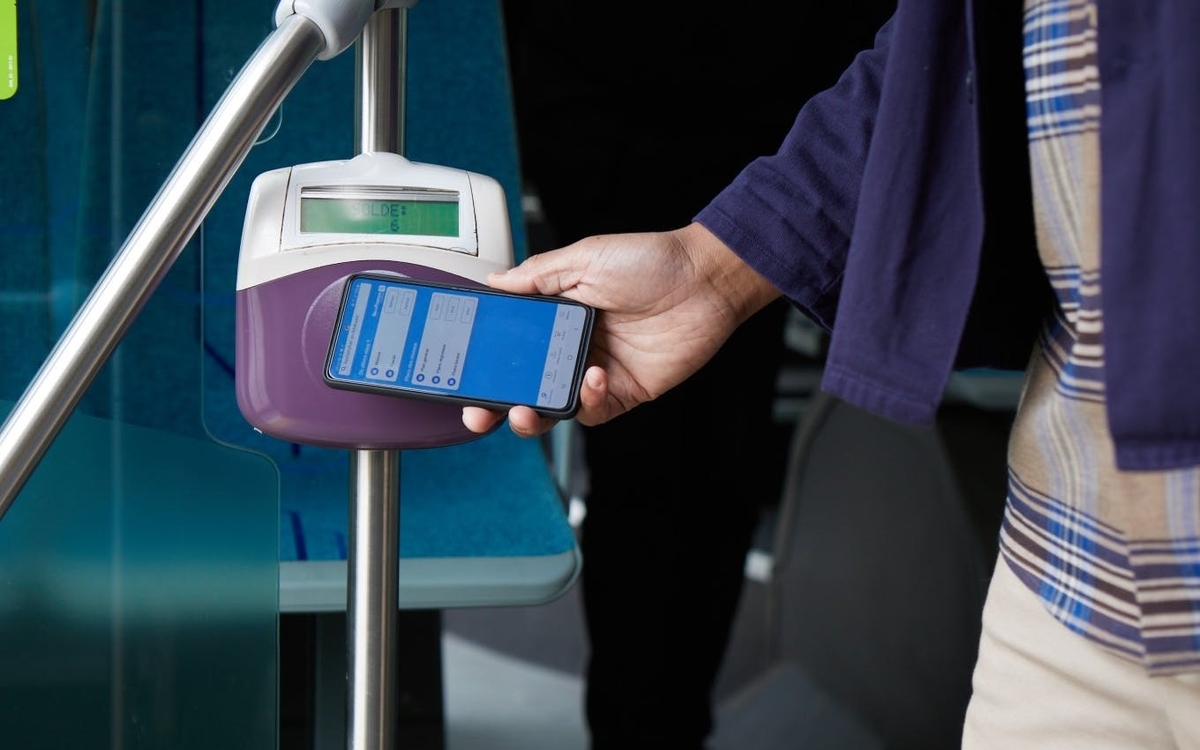 voyageur du tram validant son trajet à l'aide de son smartphone