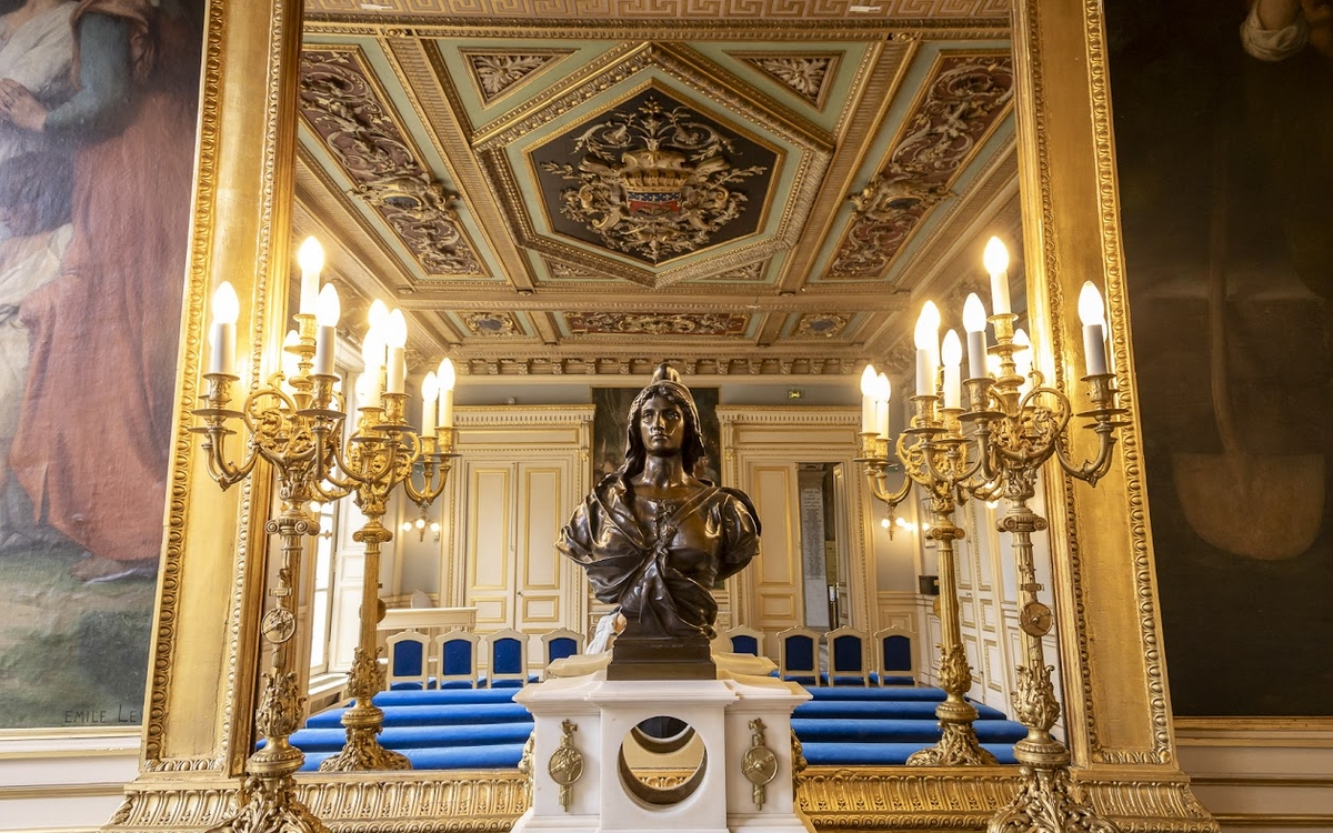 Une Marianne dans la salle des mariages.