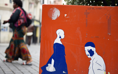 Dessins sur des bacs à fleurs, rue Myrha.