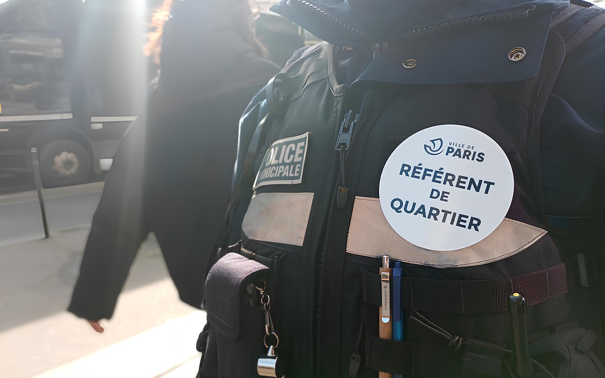 agent de police avec badge