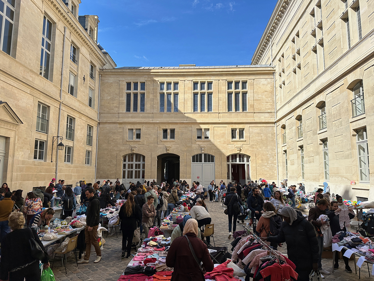 Vide greniers dans la cour de la Mairie