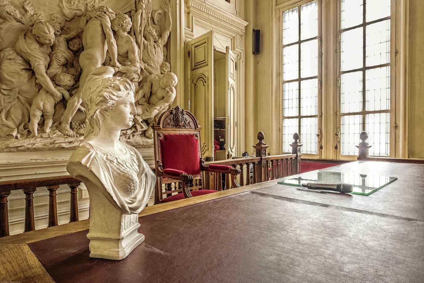 Buste de Marianne sur le bureau du maire, avec la Fraternité des peuples en arrière-plan.