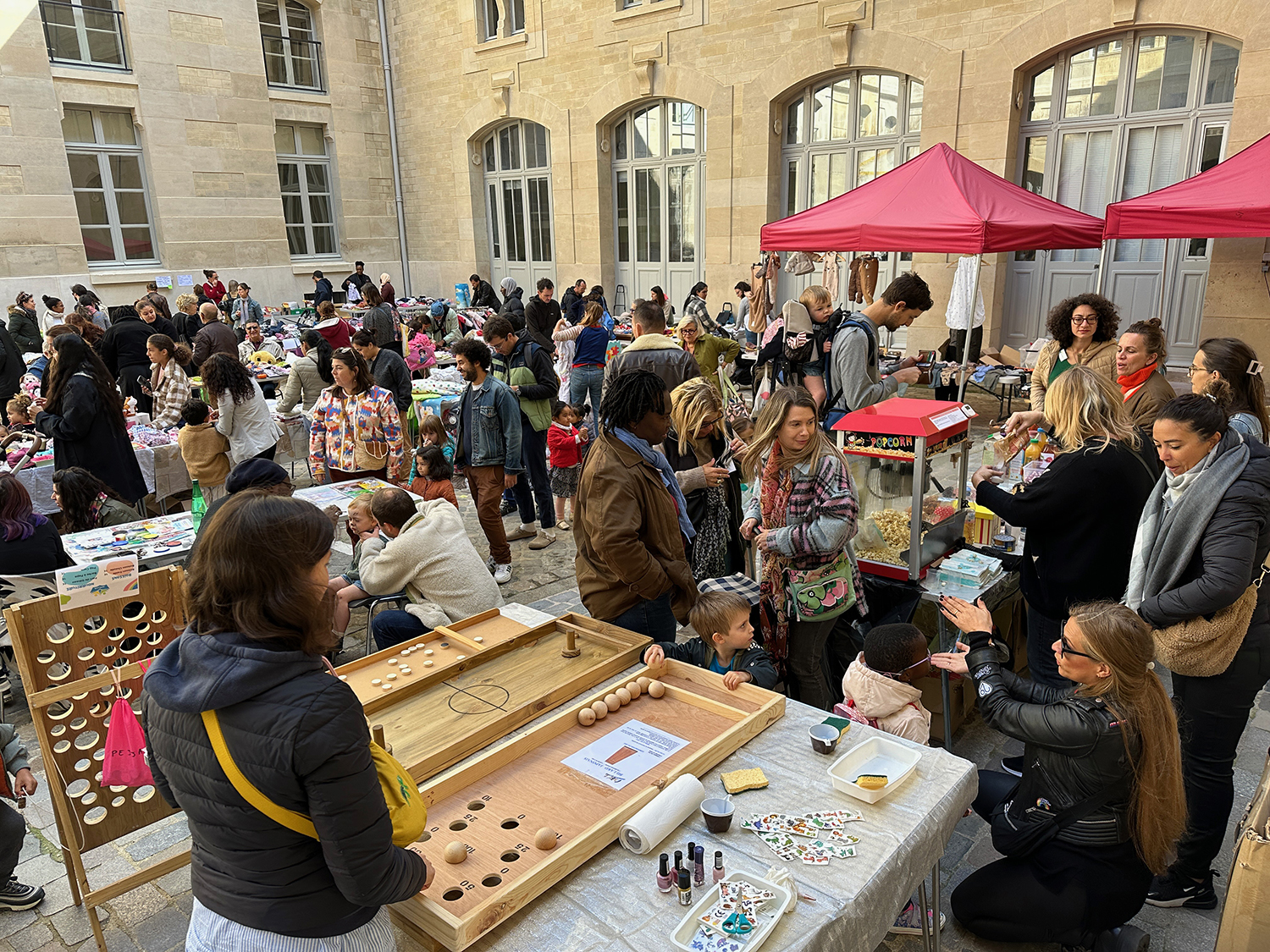 Vide greniers dans la cour de la Mairie