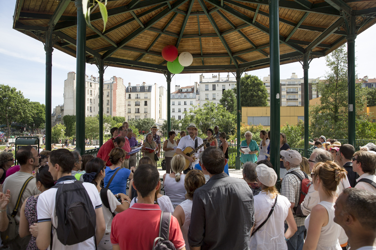 Des chanteurs sous un kiosque lors des 20 ans de voix sur berges au Square Villemin.