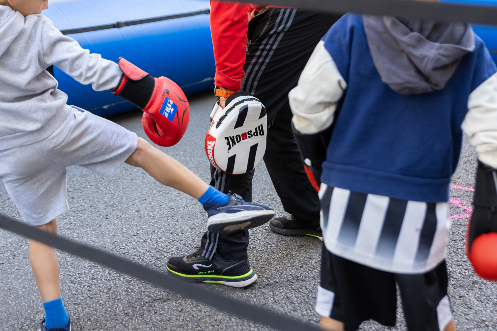 des enfants s'initient à la boxe française