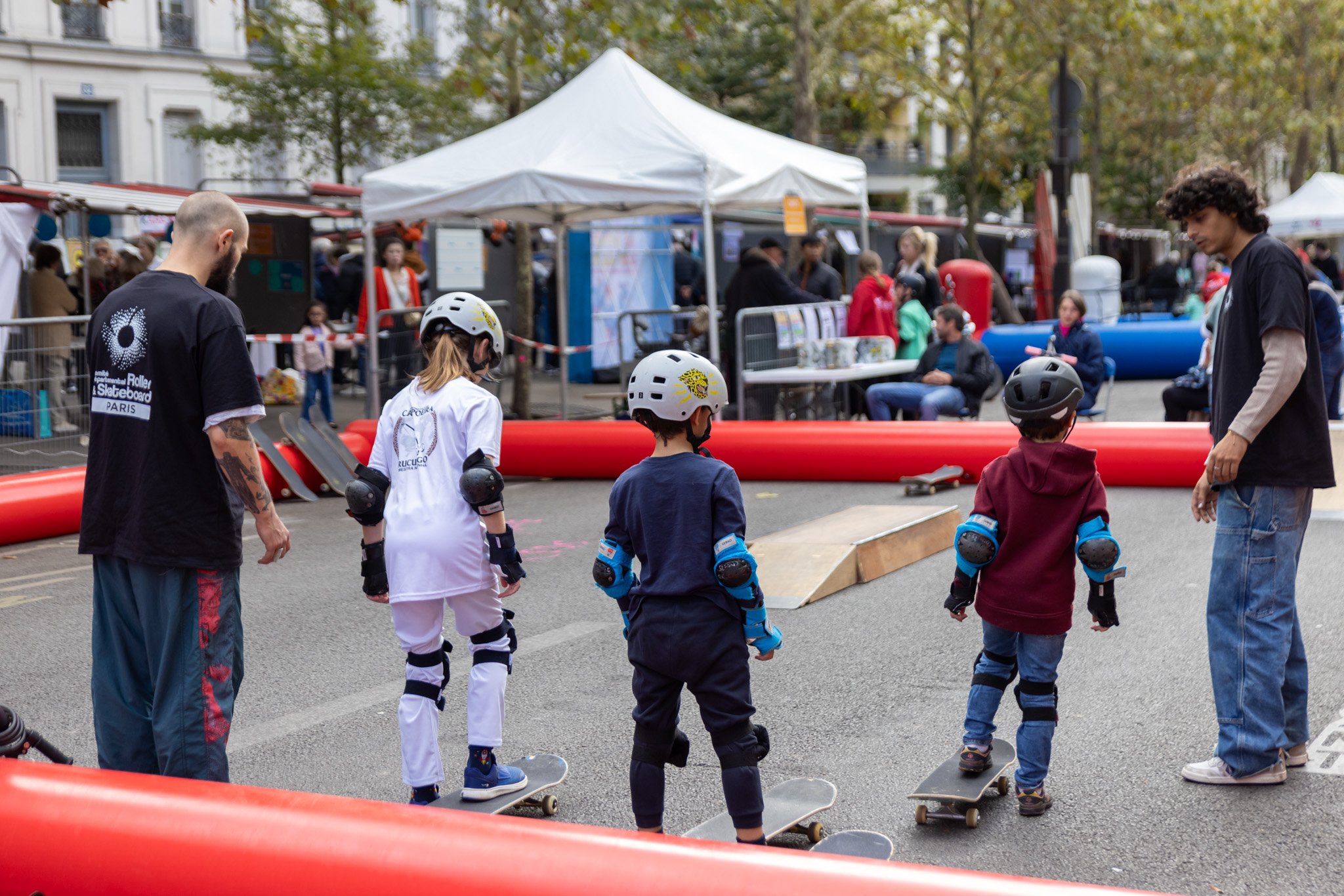 Des enfants participent à un atelier skate 