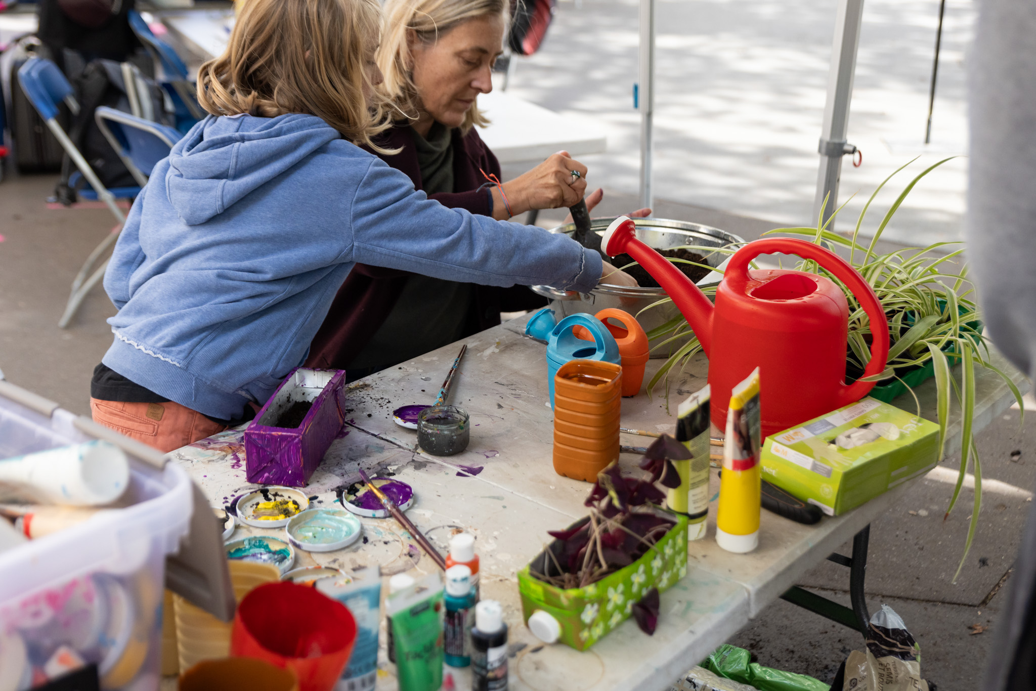 Une enfant et sa maman en plein atelier jardinage