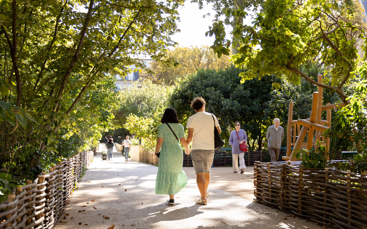 Des promeneurs dans le jardin médiéval du musée de Cluny