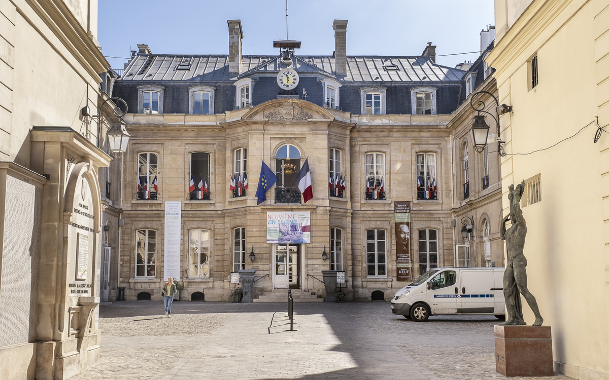 Vue de la façade d'une mairie.