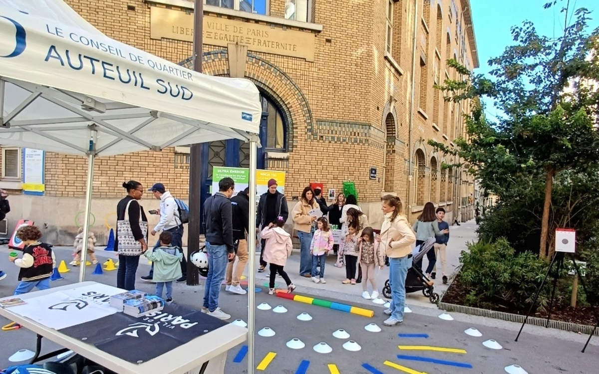 Enfants qui jouent dans une rue aux écoles